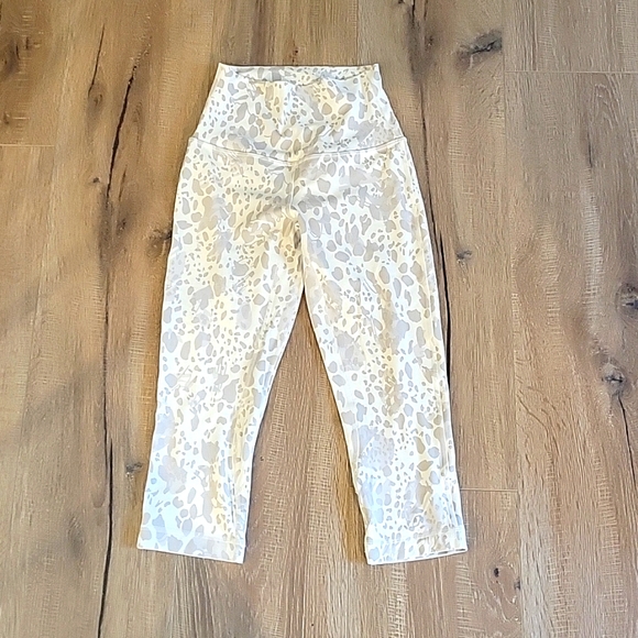 EUC Ladies Lululemon Align High-Rise Crop 17" size 2 - Picture 6 of 8